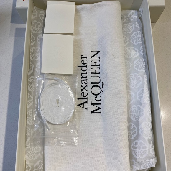 Alexander McQueen Oversized studded sneakers - Picture 6 of 8